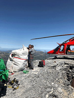 Die Versorgung der Mittellegihütte erfolgt durch den Helikopter aus dem Tal
