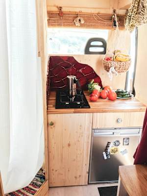 Eine kleine Kochnische inklusive Kühlschrank darf natürlich auch nicht fehlen