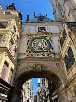 Das Uhrwerk des Turms stammt aus 1389 und zeigt auch astronomische Daten an