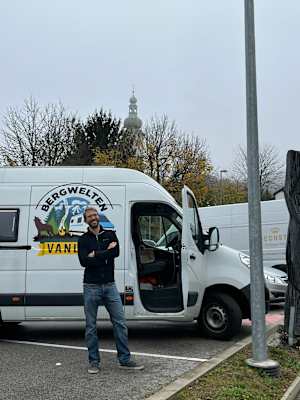 Am Supermarkt-Parkplatz in Lockenhaus schaut es noch trüb aus - der guten Stimmung tut das keinen Abbruch
