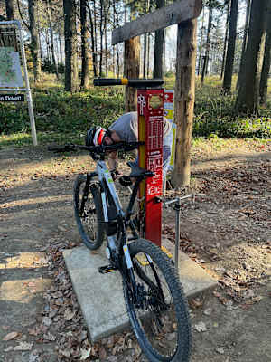 Am Eingang zum Bikepark kann man nochmal Schrauben nachziehen und Reifen aufpumpen