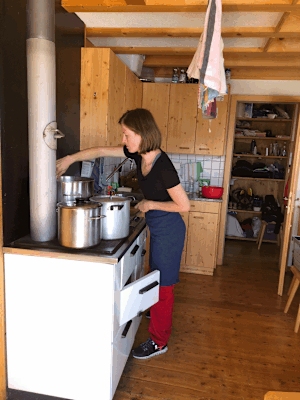 Auf der gerade einmal 4 Quadratmeter großen Küche zaubert Kai Abend für Abend ein Nachtmahl für 37 Bergsteiger