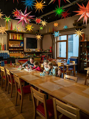 Am ersten Adventsonntag wird der Herrnhuter Stern zusammengebaut.