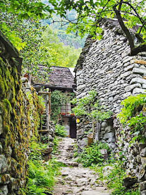 Der Sentiero-Weg verläuft neben der Verzasca und bietet eindrucksvolle Naturerlebnisse, Skulpturen und geheime Badeplätze.
