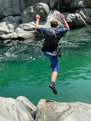 Schwimmen und Springen in den Gumpen im Valsesia