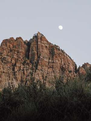 Bergwelten Fotowettbewerb Dein Blick auf die Berge Foto 2, Die Bridge Mountain Formation im Zion-Nationalpark, USA – eingefangen kurz nach Sonnenuntergang vom Watchman Trail.