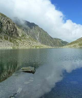 Kraftplatz Hunstalsee in den Stubaier Alpen in Tirol.