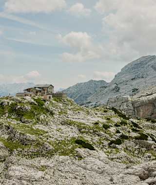 Die Von-Schmidt-Zabierow-Hütte (1.966 m) in den Loferer Steinbergen