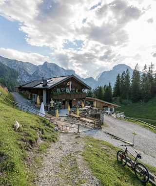 Die Bärenbaldalm ist auch ein beliebtes Ziel für Biker.