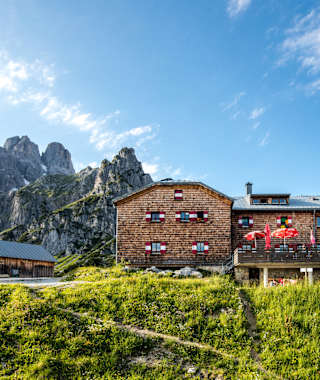Die Hofpürgl-Hütte liegt im westlichen Teil des Dachsteinmassivs.