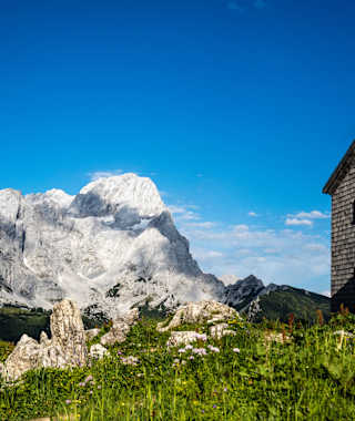 Die Hofpürgl-Hütte mit der Torspitze im Hintergrund.