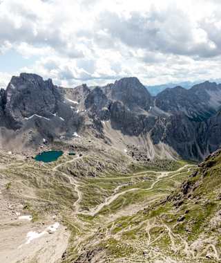 Blick auf die Karlsbader Hütte mit Laserzsee
