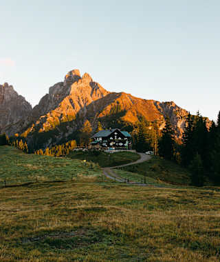 Die bewirtschaftete Mödlinger Hütte in den Ennstaler Alpen