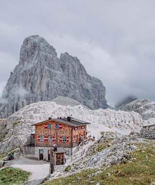 Die Büllelejochhütte in den Sextner Dolomiten