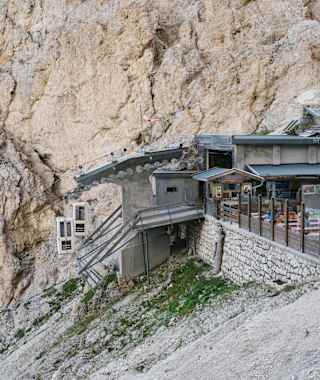 Die Toni-Demetz-Hütte in der Langkofel-Gruppe