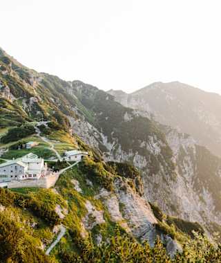 Das Stripsenjoch-Haus ist ein beliebter Stützpunkt für Wanderer und Kletterer.