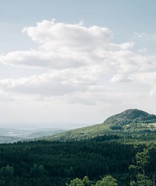 Ausblick von der Enzianhütte Rhön mit der Milseburg