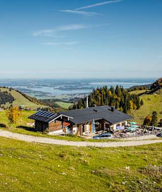 Die Gorialm liegt oberhalb von Aschau am Fuß der Kampenwand mit sensationellem Blick über den Chiemsee.