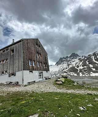 Keschhütte mit Piz Kesch im Hintergrund