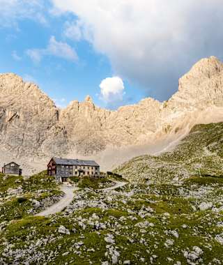 Lamsenjochhütte mit Lamsenspitze im Hintergrund