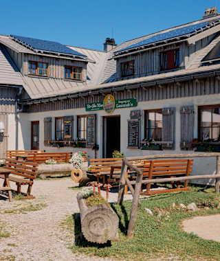 Die Lurgbauerhütte liegt am Ameisbühel auf der Schneealpe im steirischen Mürztal.