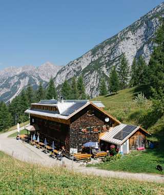 Südwestlich unterhalb der Solsteine und hoch über Zirl im Inntal gelegen ist die Neue Magdeburger Hütte.
