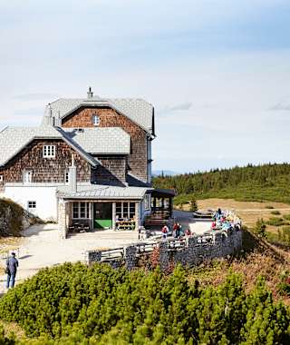 Zum Ottohaus geht man von der Bergstation der Rax-Seilbahn gerade einmal eine halbe Stunde – und das auf breiten, weitgehend ebenen Wegen.