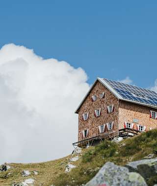 Die Neue Reichenberger Hütte thront auf fast 2.600 m