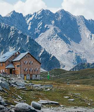 Die Neue Reichenberger Hütte in der Lasörling Gruppe