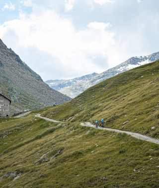 Die Martin-Busch-Hütte liegt im Tiroler Ötztal, am Ende des Niedertal