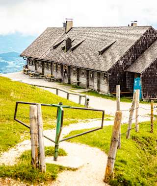 Die Alm ist von Teisendorf und Anger über ein gut gepflegtes Wegenetz erreichbar.