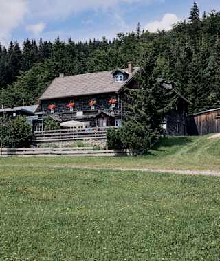 Das Unterberg-Schutzhaus steht am Fuße des Unterbergs in den Gutensteiner Alpen in Niederösterreich. 