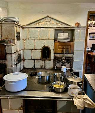 In der Wanderrast Hochschlag wird auf diesem alten Holzofen gekocht.