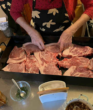 Zubereitung des Bauernbratls in der Wanderrast Hochschlag