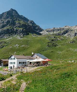 Die Widdersteinhütte befindet sich südseitig des imposanten Widdersteins (2.533 m) in den Allgäuer Alpen .