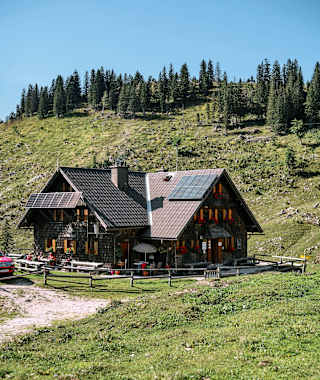 Eine Rast auf der Ybbstaler Hütte lohnt sich allein wegen der Mehlspeisen.