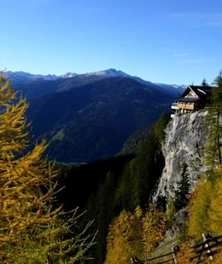 Spektakuläre Lage der Dolomitenhütte (1.620 m)