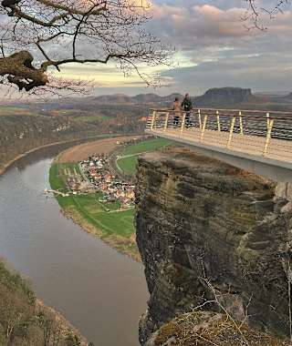 Die neue Basteiaussicht mit Blick auf Rathen und die Tafelberge.