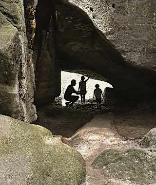 Neben der kleinen Höhle stand der erste Ausschank auf dem Rauenstein. Ob die Höhle wohl als Kühlkeller diente?