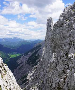 Von der Voisthaler Hütte steigen wir über das Franzosenkreuz hinab nach Seewiesen. Dabei genießen wir den schönen Blick ins Seetal.