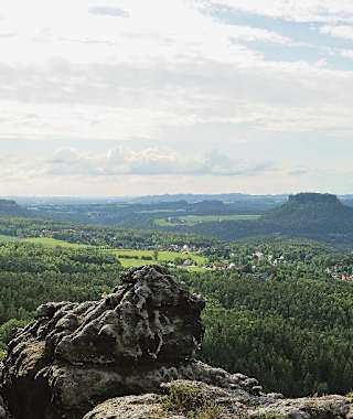 Blick vom Papststein zur Festung Königstein (li.) und Lilienstein (re.).