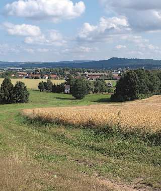 Blick über Bischofswerda zum Valtenberg.