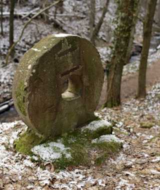 1874 wurde an dieser Stelle das Forsthaus Benjental erbaut, in dem wir einkehren können.  Wir wandern weiter am Bach entlang (rotes Dreieck und roter Punkt).