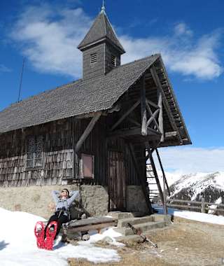 An der kleinen Holzkirche Maria Loretto, 1817 m, werfen wir einen Blick in den kleinen Kirchenraum, wo wir auch die Möglichkeit haben, uns in ein Buch einzutragen.