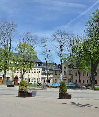 Oberwiesenthal, im Winter Zentrum für den Wintersport, im Sommer Ausgangspunkt von Wanderungen, und den Fichtelberggipfel trennen gerade mal rund 350 Höhenmeter.