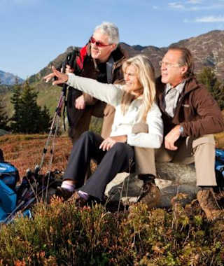 Man wandert über weiche Almwiesen hinweg bis zur Etzlihütte.