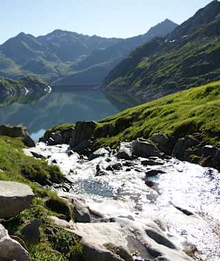 Reussquelle fliesst in den Lucendro Stausee