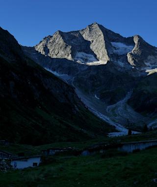 Nach der Bodenalm geht es bald weglos durch die rechte der drei Rinne zum Einstieg.