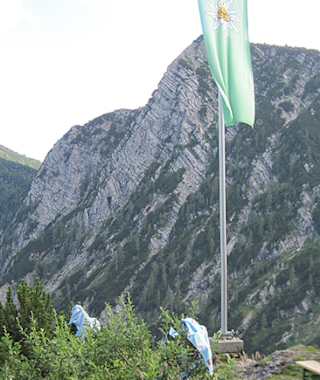Goiserhütte mit Blick auf die Kalmberge