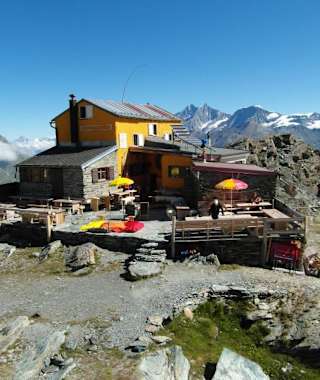 Gandegghütte mit Blick auf den Unteren Theodulgletscher